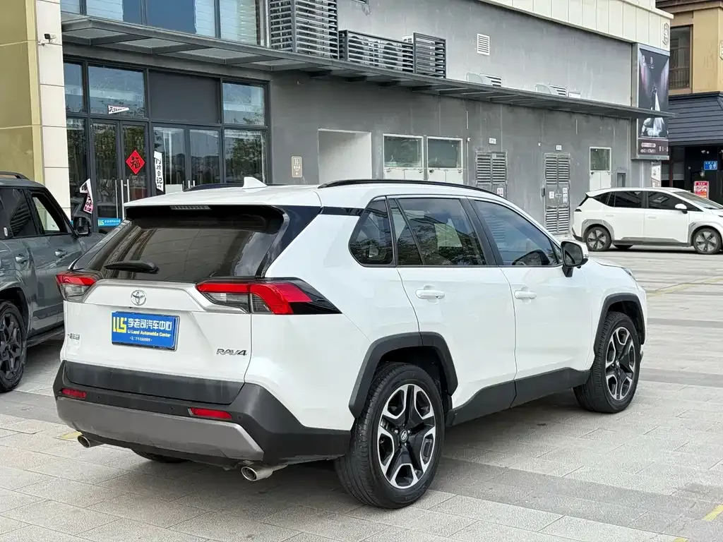 Toyota RAV4 — фото 3