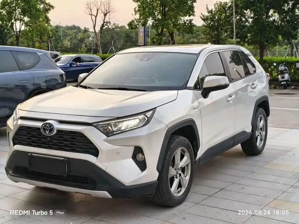 Toyota RAV4 — фото 1