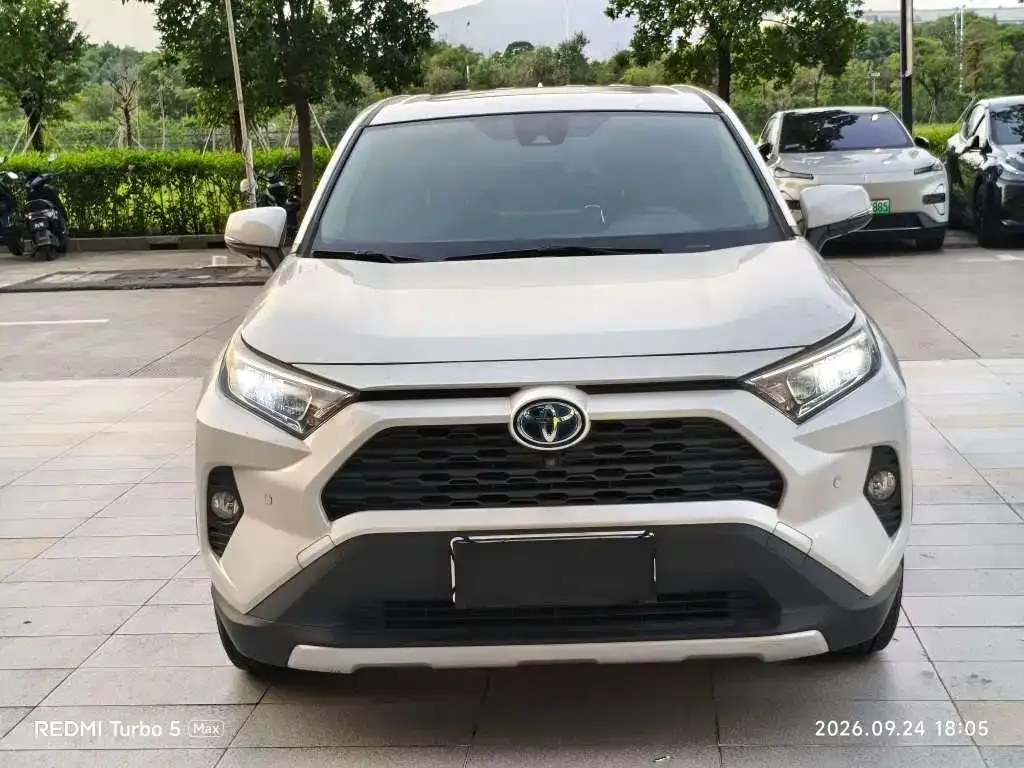 Toyota RAV4 — фото 7