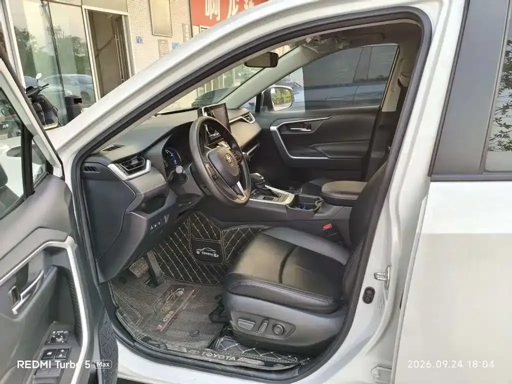 Toyota RAV4 — фото 9
