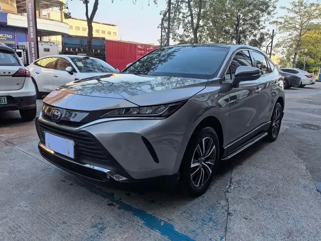 Toyota Harrier — фото 1