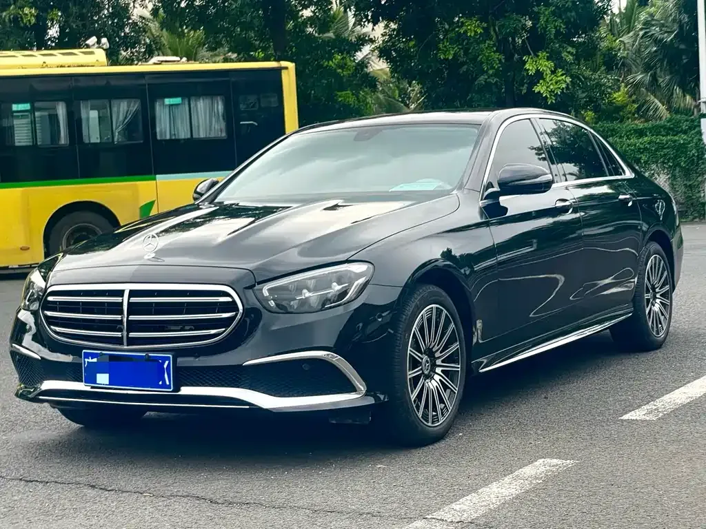 Mercedes-Benz E-Class — фото 1