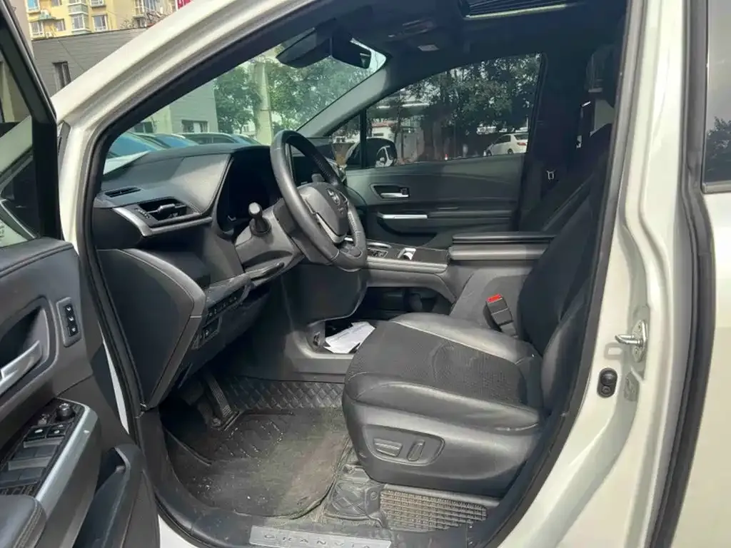 Toyota Granvia — фото 1