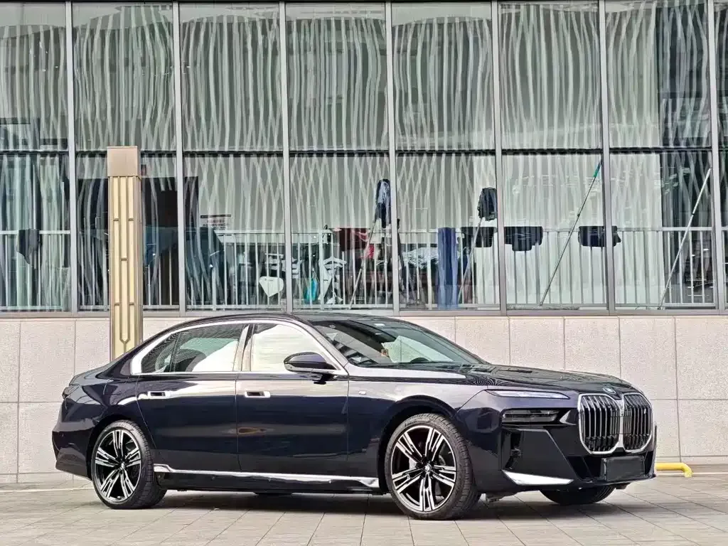 BMW i7 — фото 2