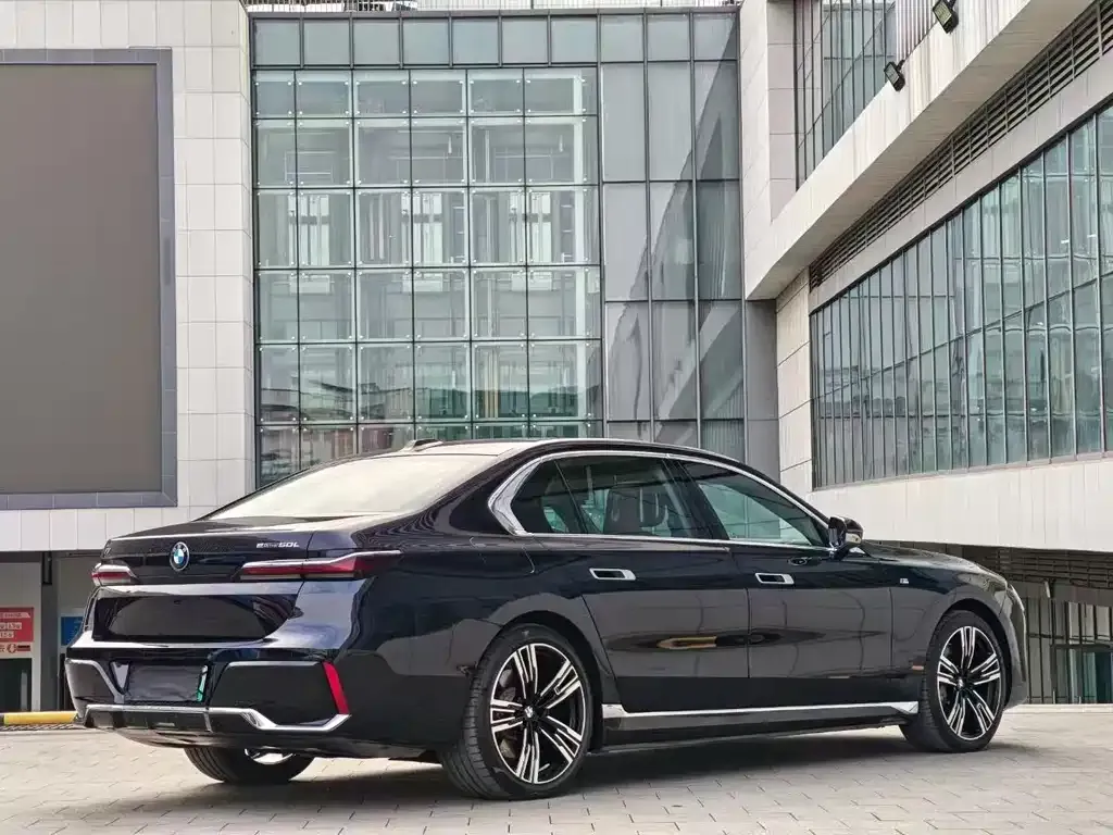 BMW i7 — фото 9