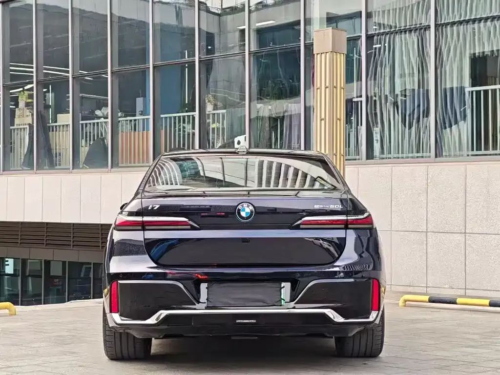 BMW i7 — фото 7
