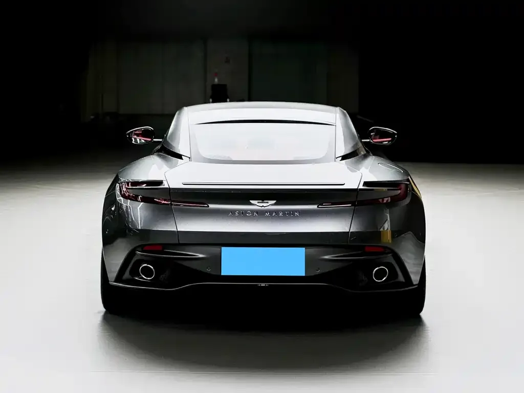 Aston Martin DB11 — фото 10