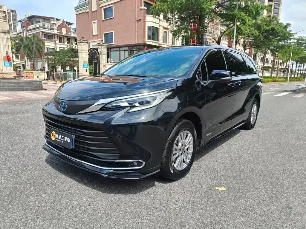 Toyota Sienna — фото 1