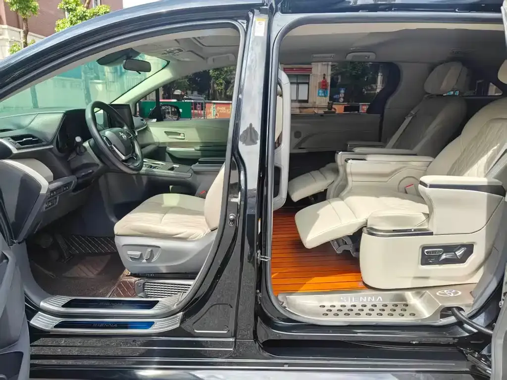 Toyota Sienna — фото 9