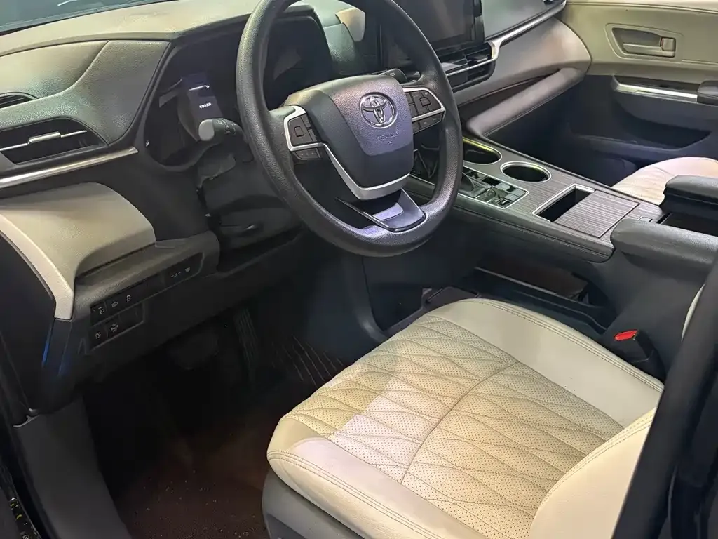 Toyota Sienna — фото 8