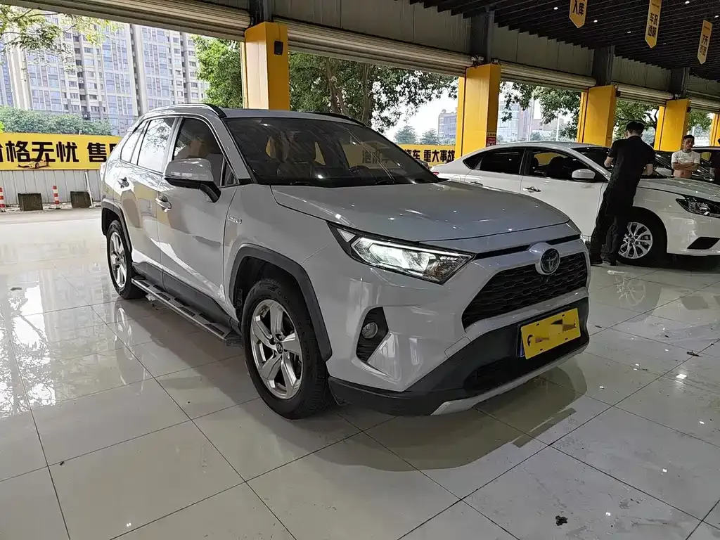 Toyota RAV4 — фото 1