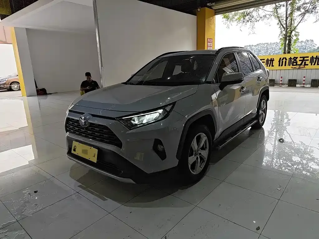 Toyota RAV4 — фото 7