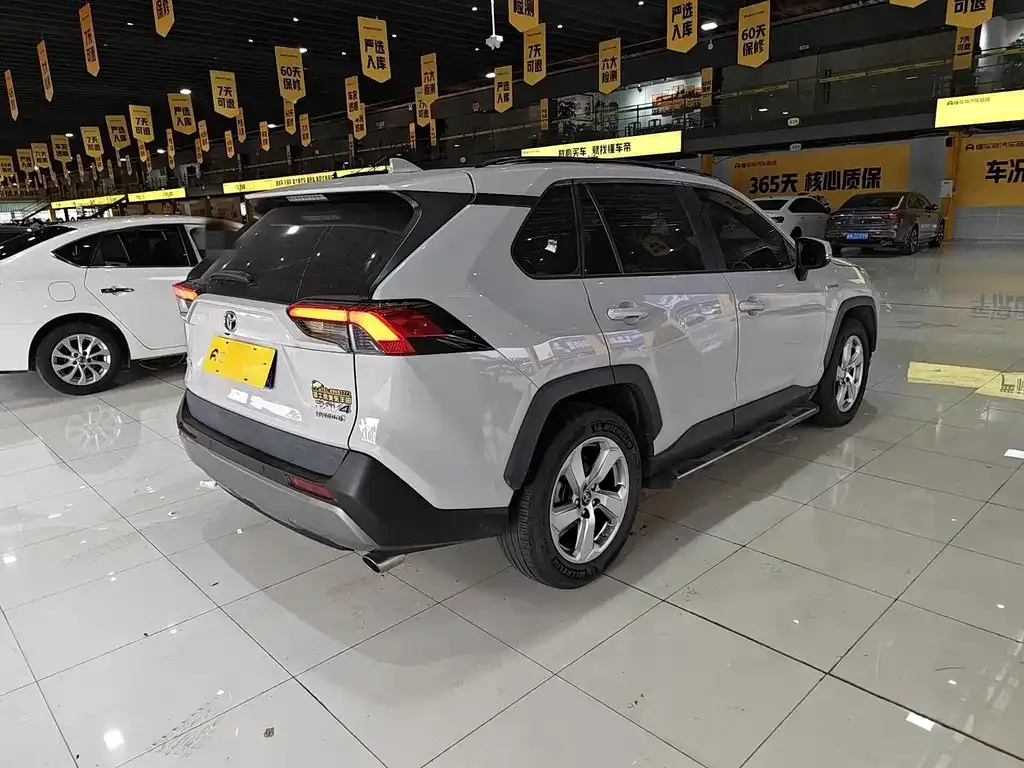Toyota RAV4 — фото 4