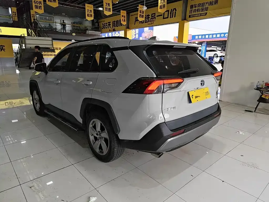 Toyota RAV4 — фото 6