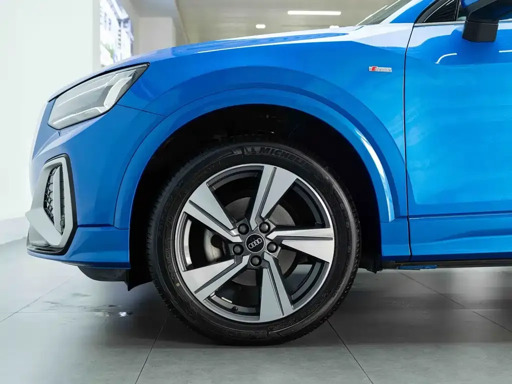 Audi Q2L — фото 2