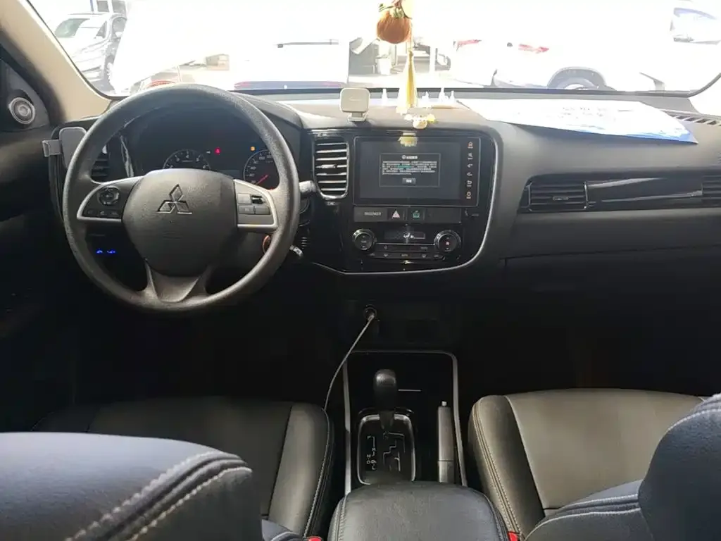 Mitsubishi Outlander — фото 2