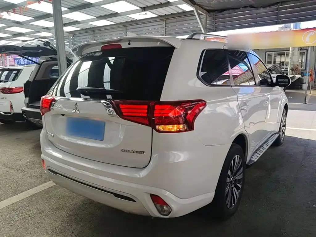 Mitsubishi Outlander — фото 7
