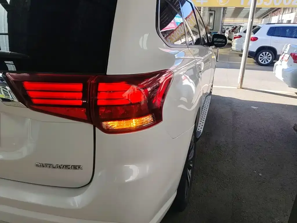 Mitsubishi Outlander — фото 1