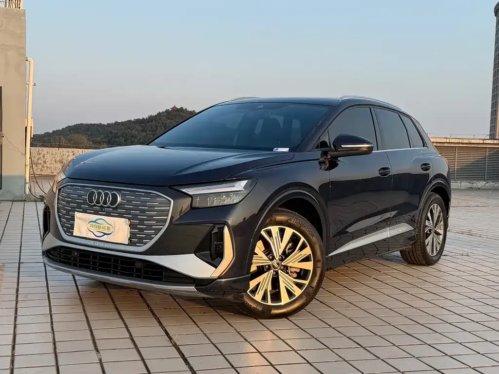Audi Q4 e-tron — фото 1