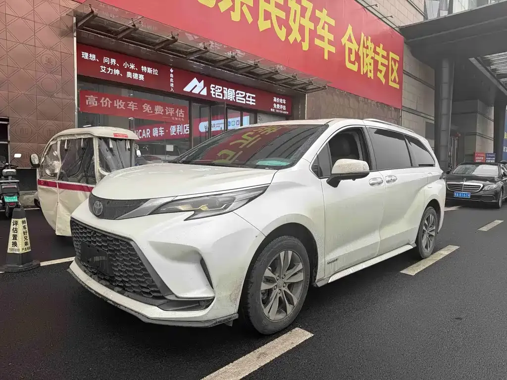 Toyota Granvia — фото 1