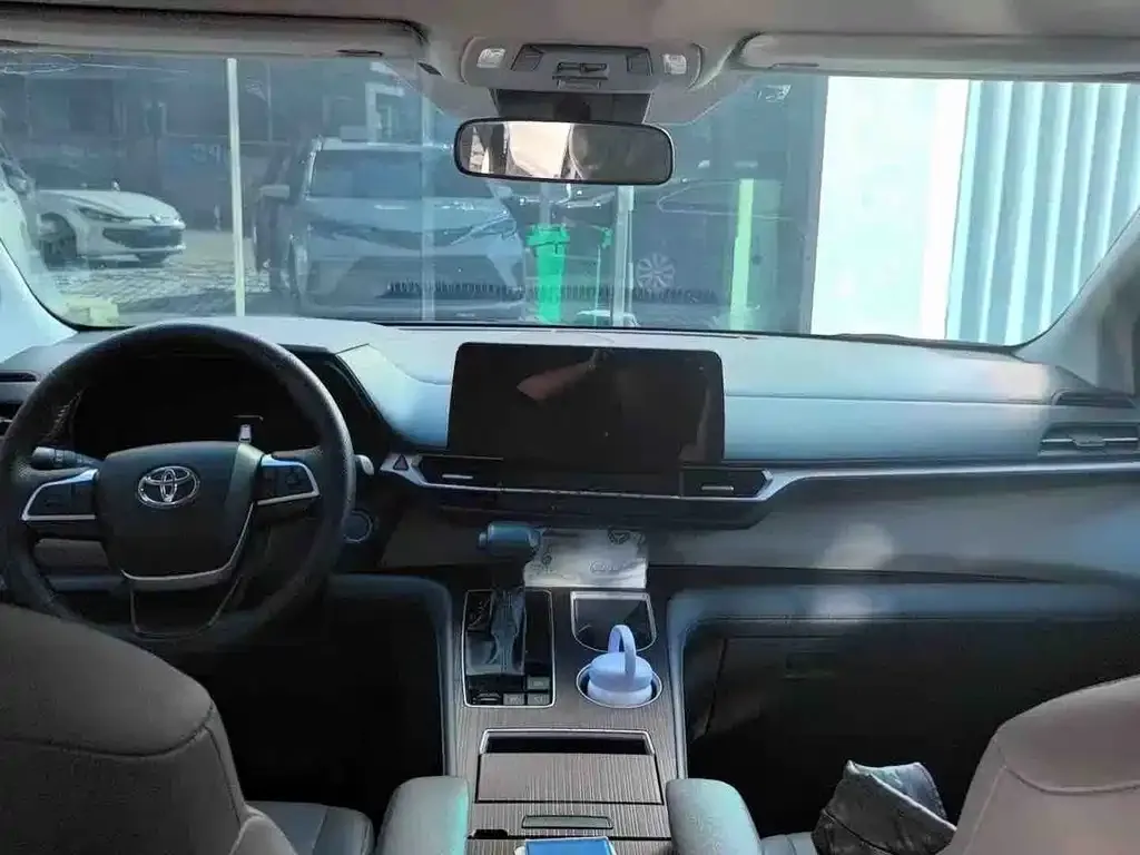 Toyota Granvia — фото 4
