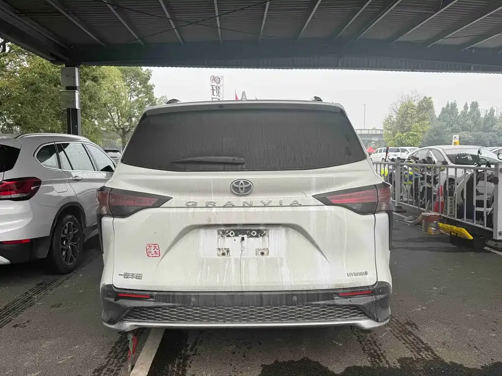Toyota Granvia — фото 8