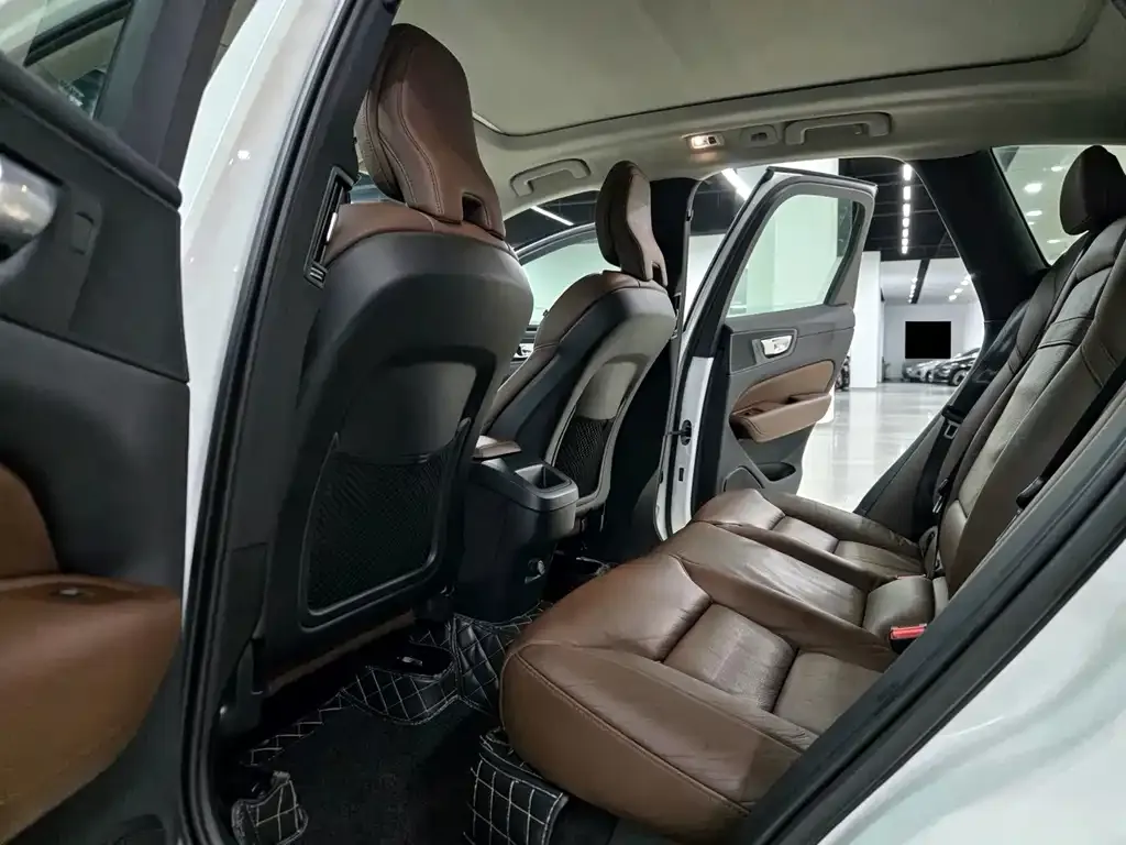 Volvo XC60 — фото 9