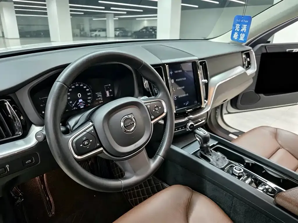 Volvo XC60 — фото 10