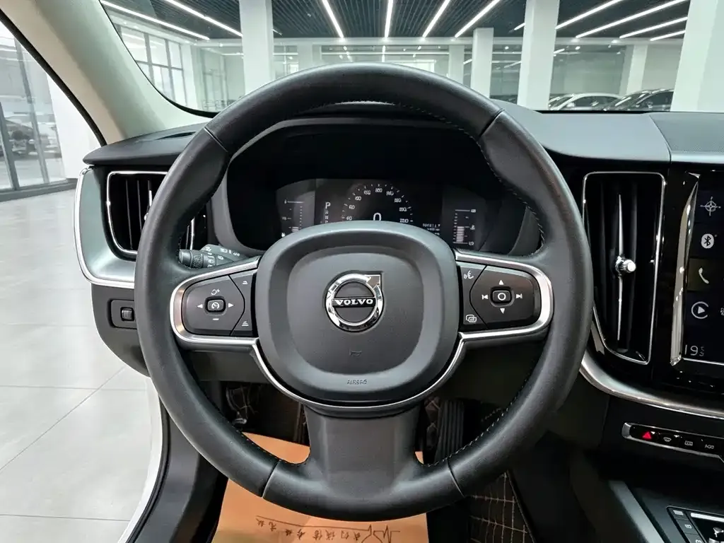 Volvo XC60 — фото 2