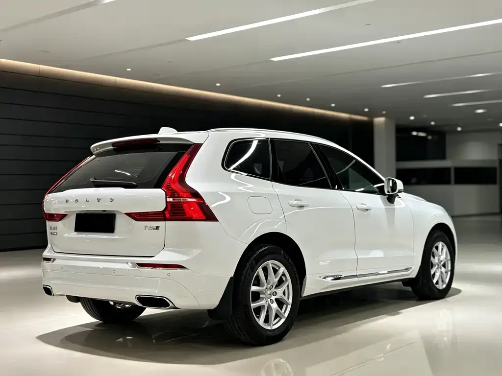 Volvo XC60 — фото 8