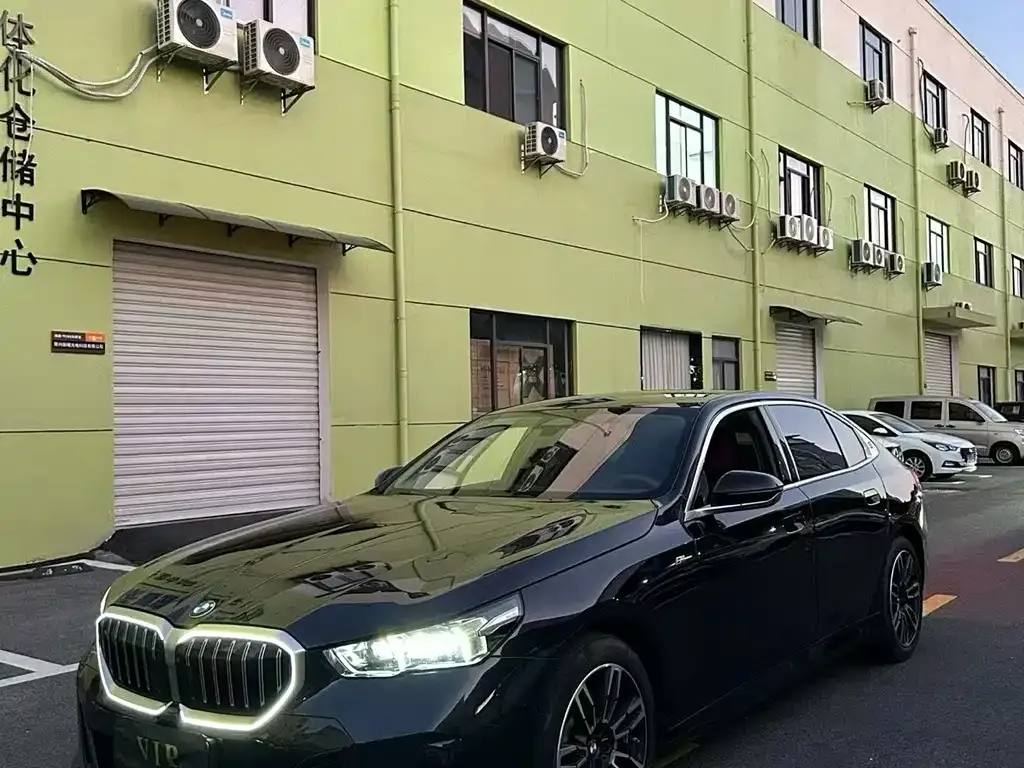 BMW 5 Series — фото 1