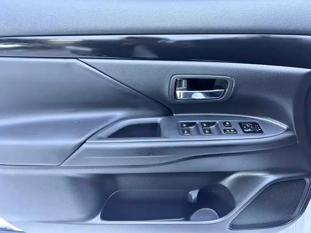 Mitsubishi Outlander — фото 7