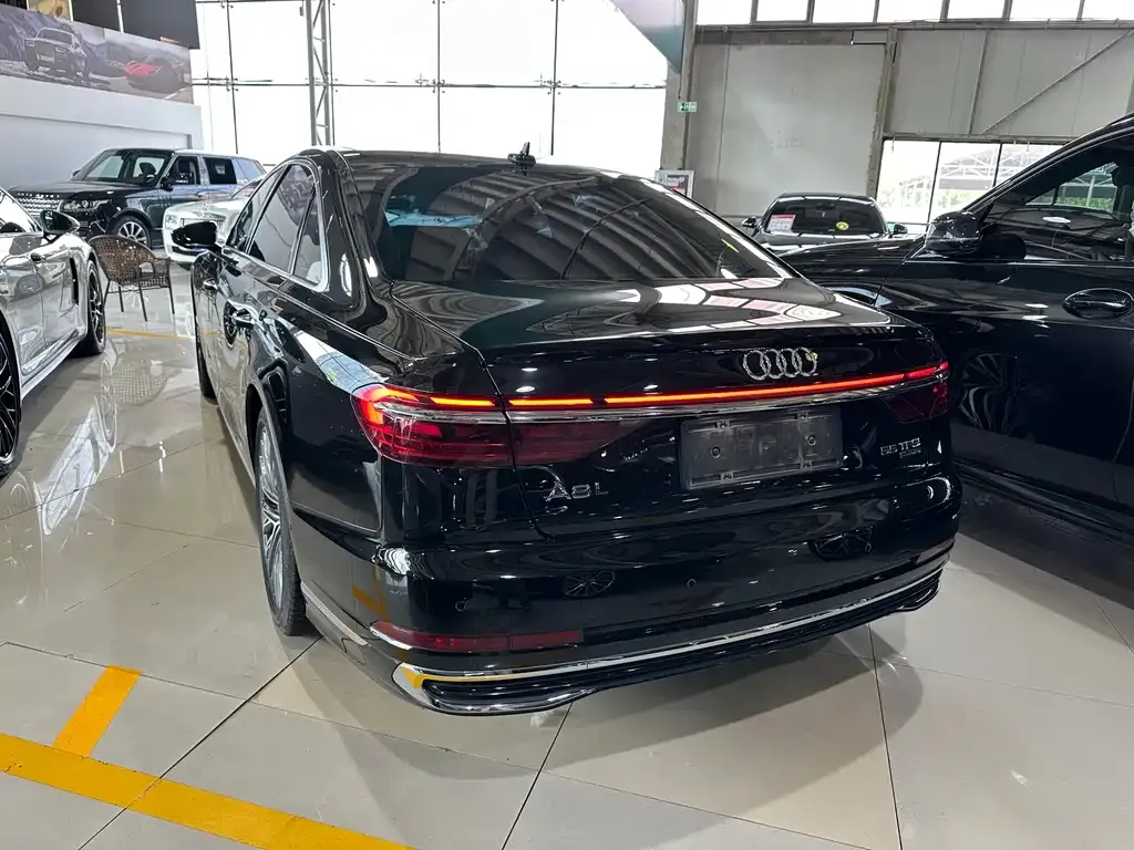 Audi A8 — фото 2