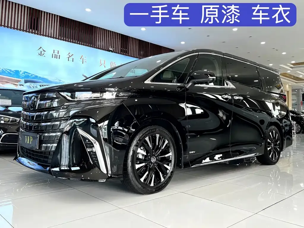 Toyota Alphard — фото 1