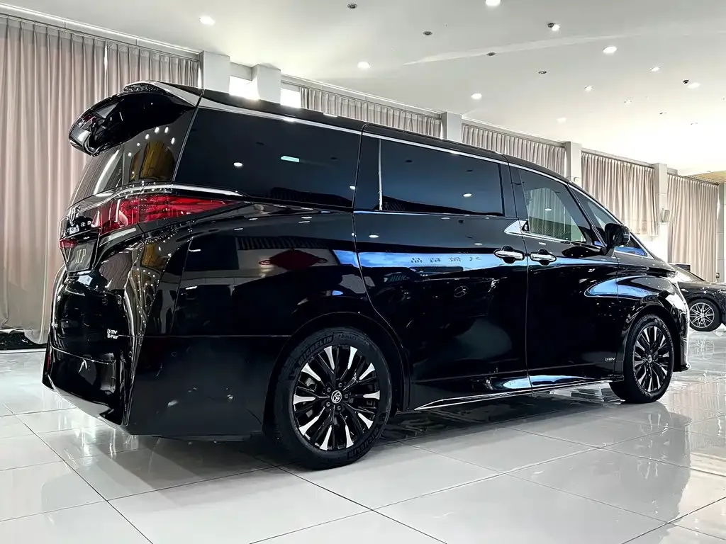 Toyota Alphard — фото 4