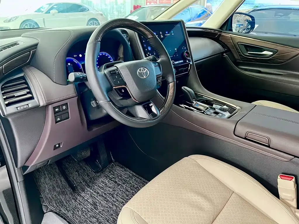 Toyota Alphard — фото 10