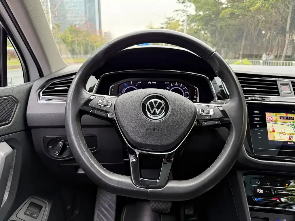 Volkswagen Tiguan L PHEV — фото 9