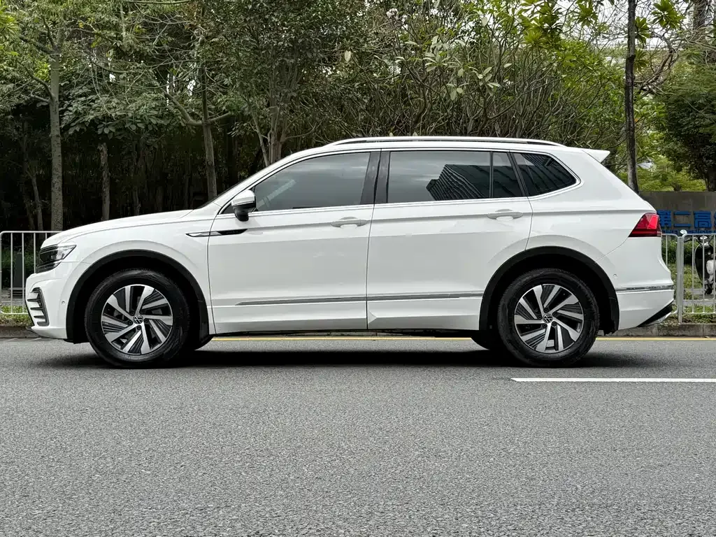 Volkswagen Tiguan L PHEV — фото 6