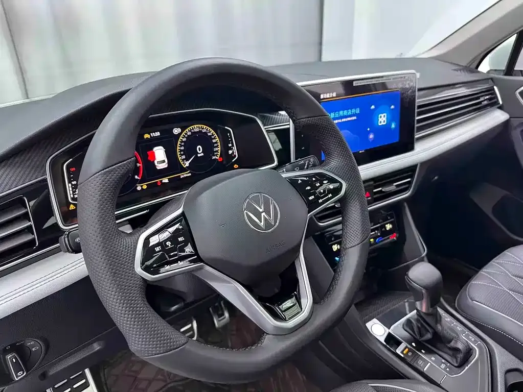 Volkswagen Tiguan L — фото 2