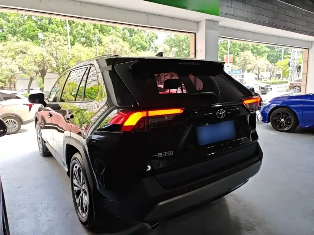 Toyota RAV4 — фото 7