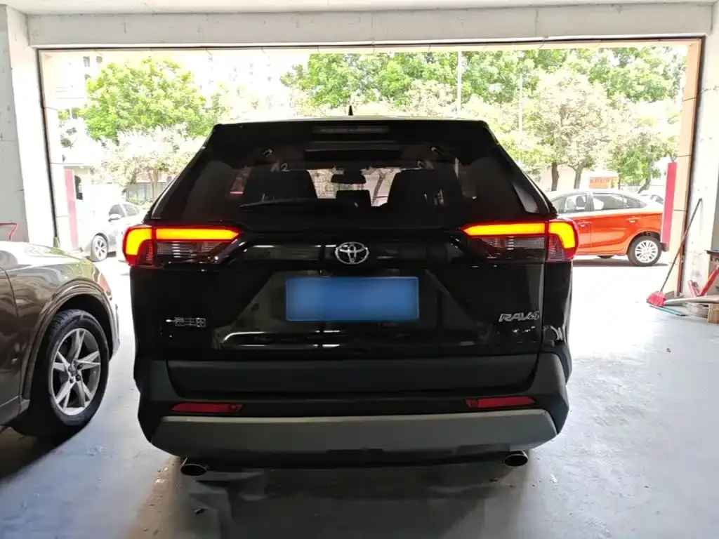 Toyota RAV4 — фото 10