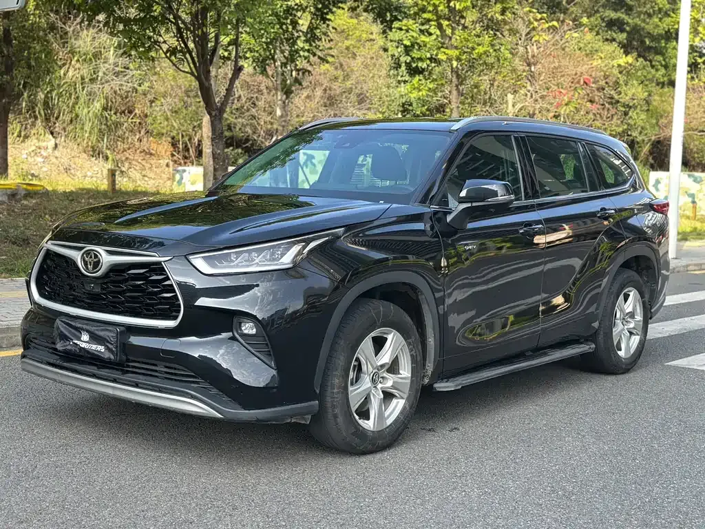 Toyota Highlander — фото 1