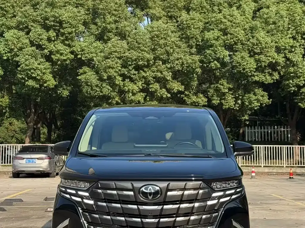 Toyota Alphard — фото 1