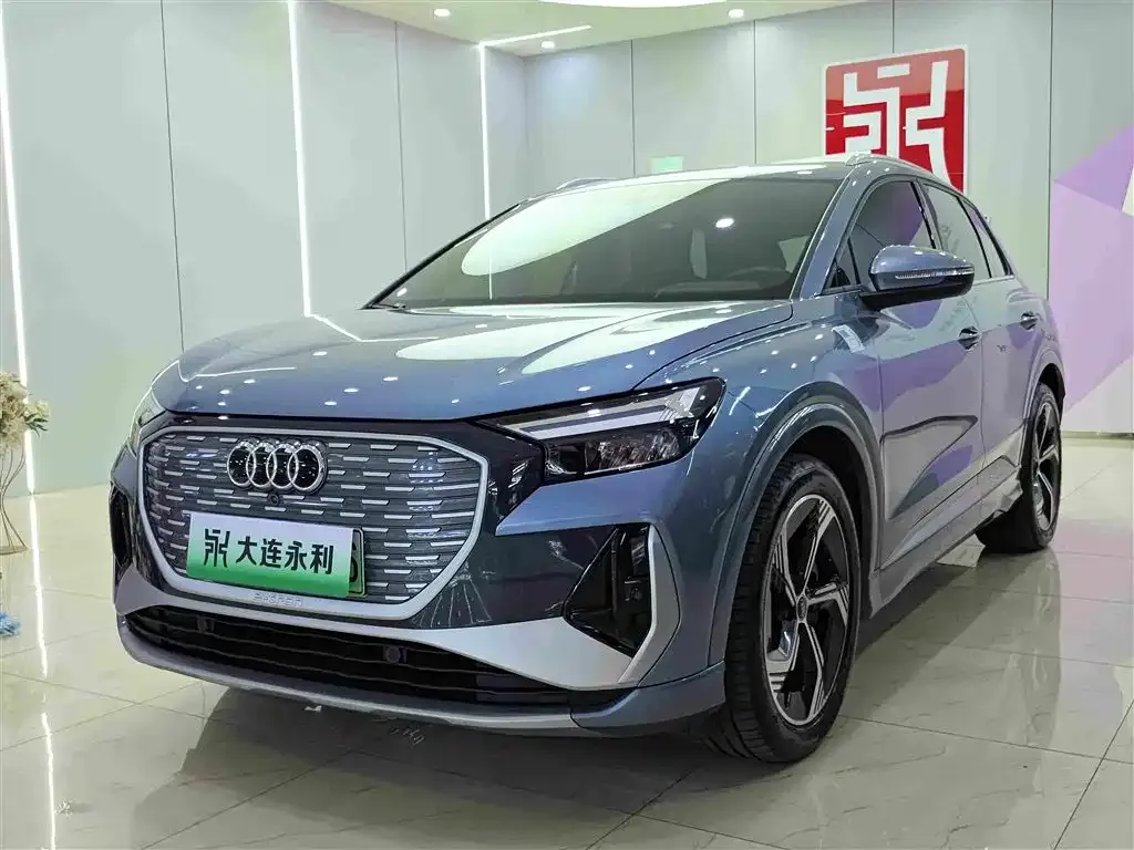 Audi Q4 e-tron — фото 1