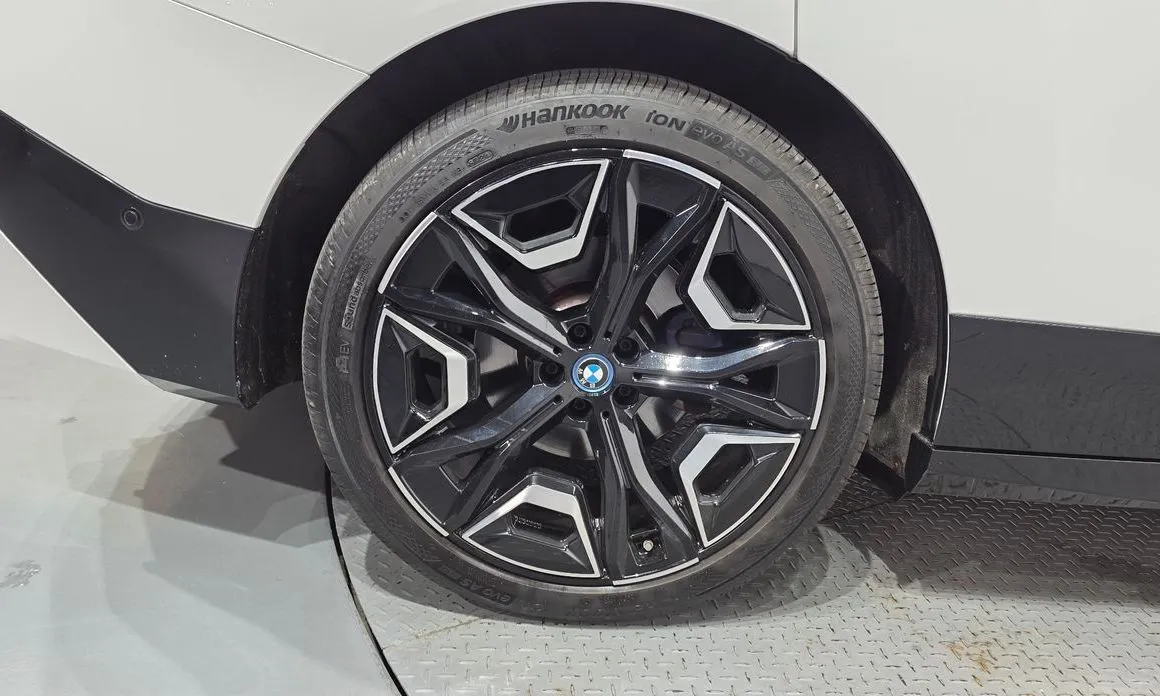 BMW iX — фото 10