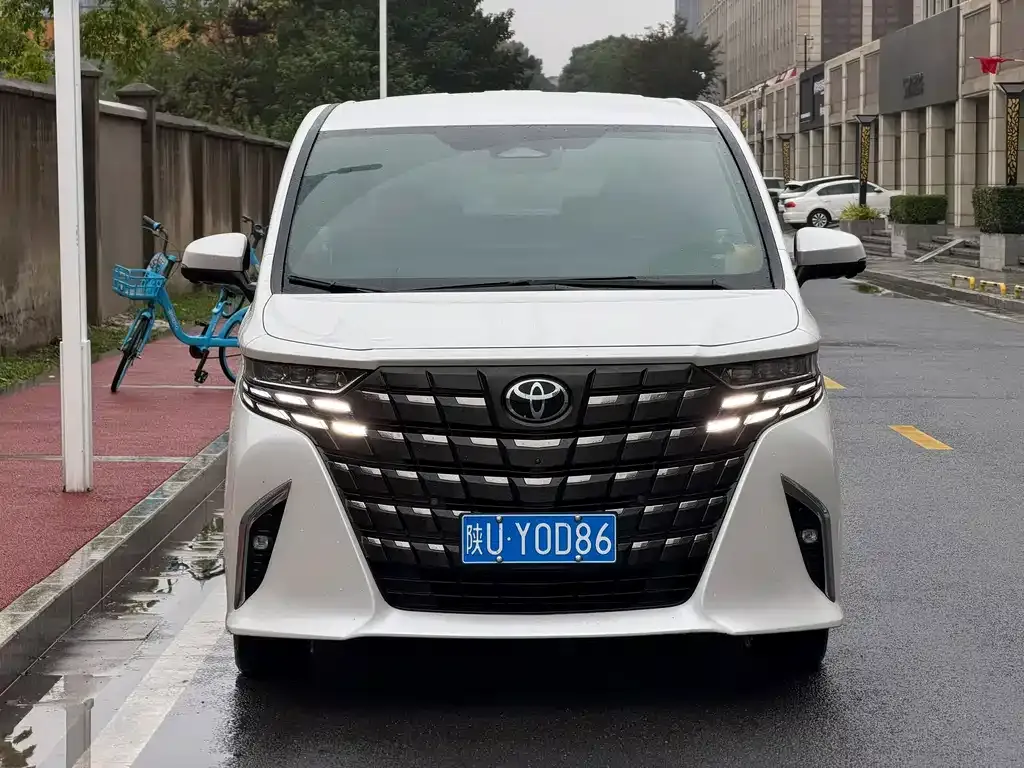 Toyota Alphard — фото 4