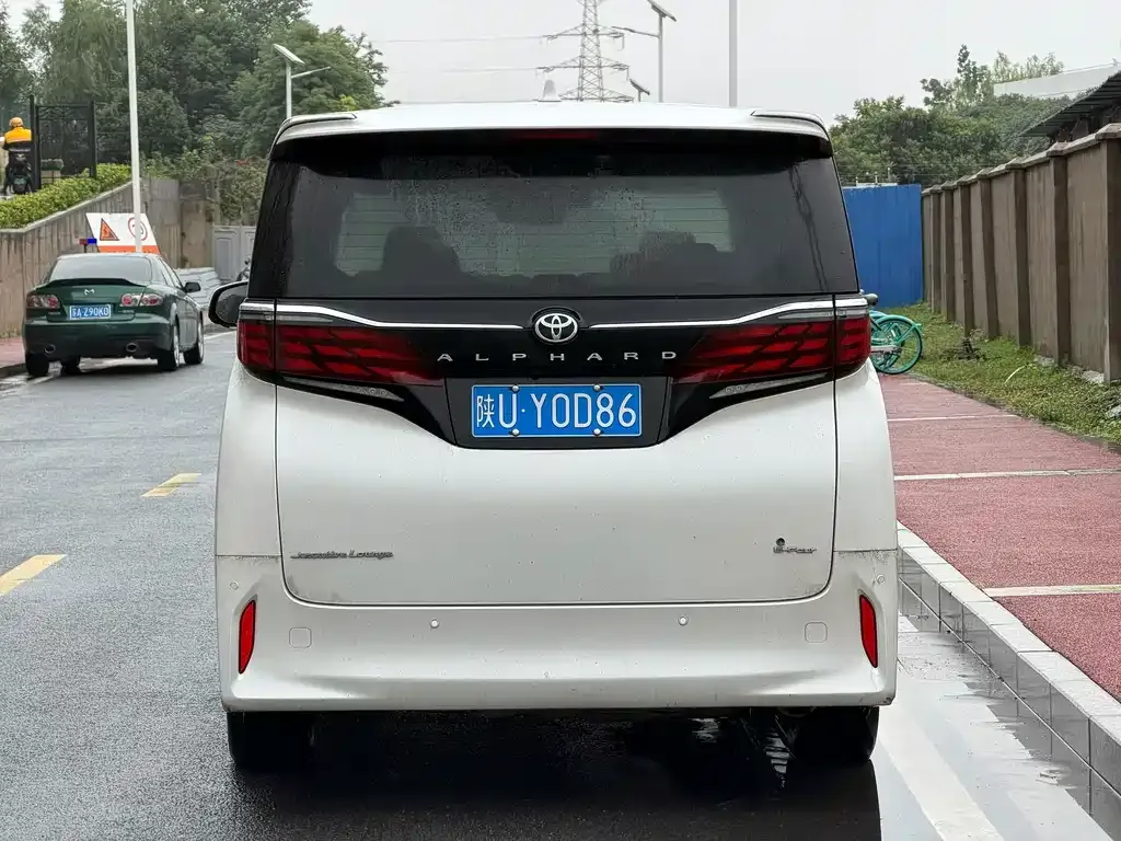 Toyota Alphard — фото 3