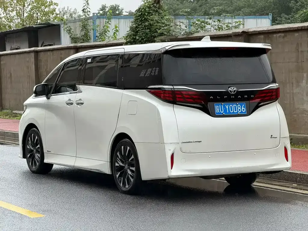Toyota Alphard — фото 5