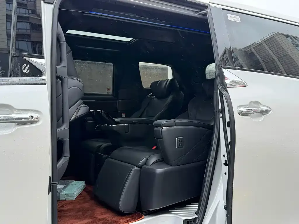 Toyota Alphard — фото 2