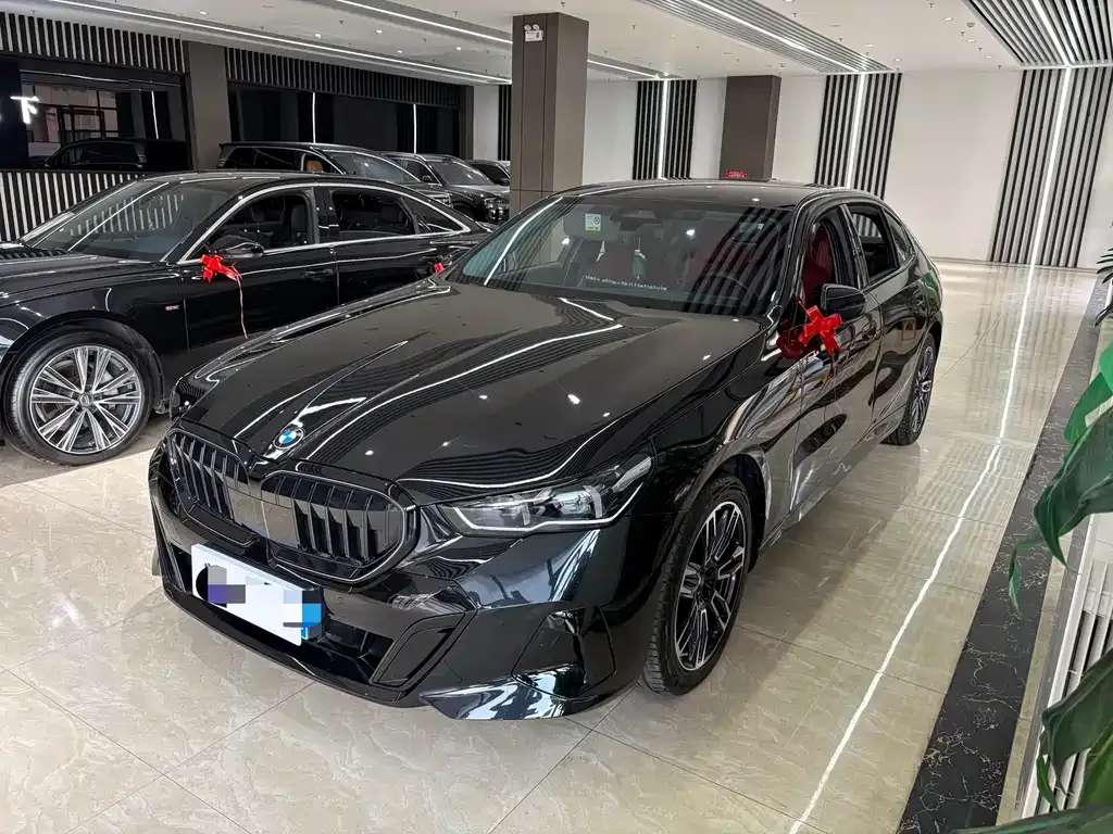 BMW 5 Series — фото 1